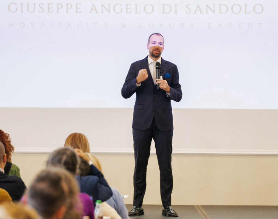 Giuseppe Angelo Di Sandolo durante un intervento su hospitality e lusso