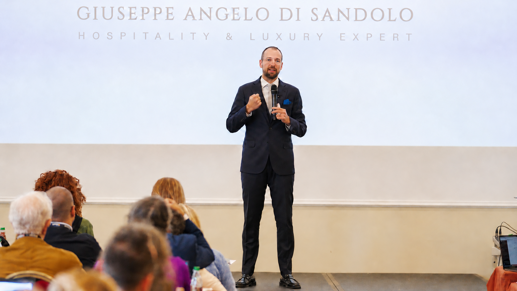 Giuseppe Angelo Di Sandolo durante un intervento su hospitality e lusso