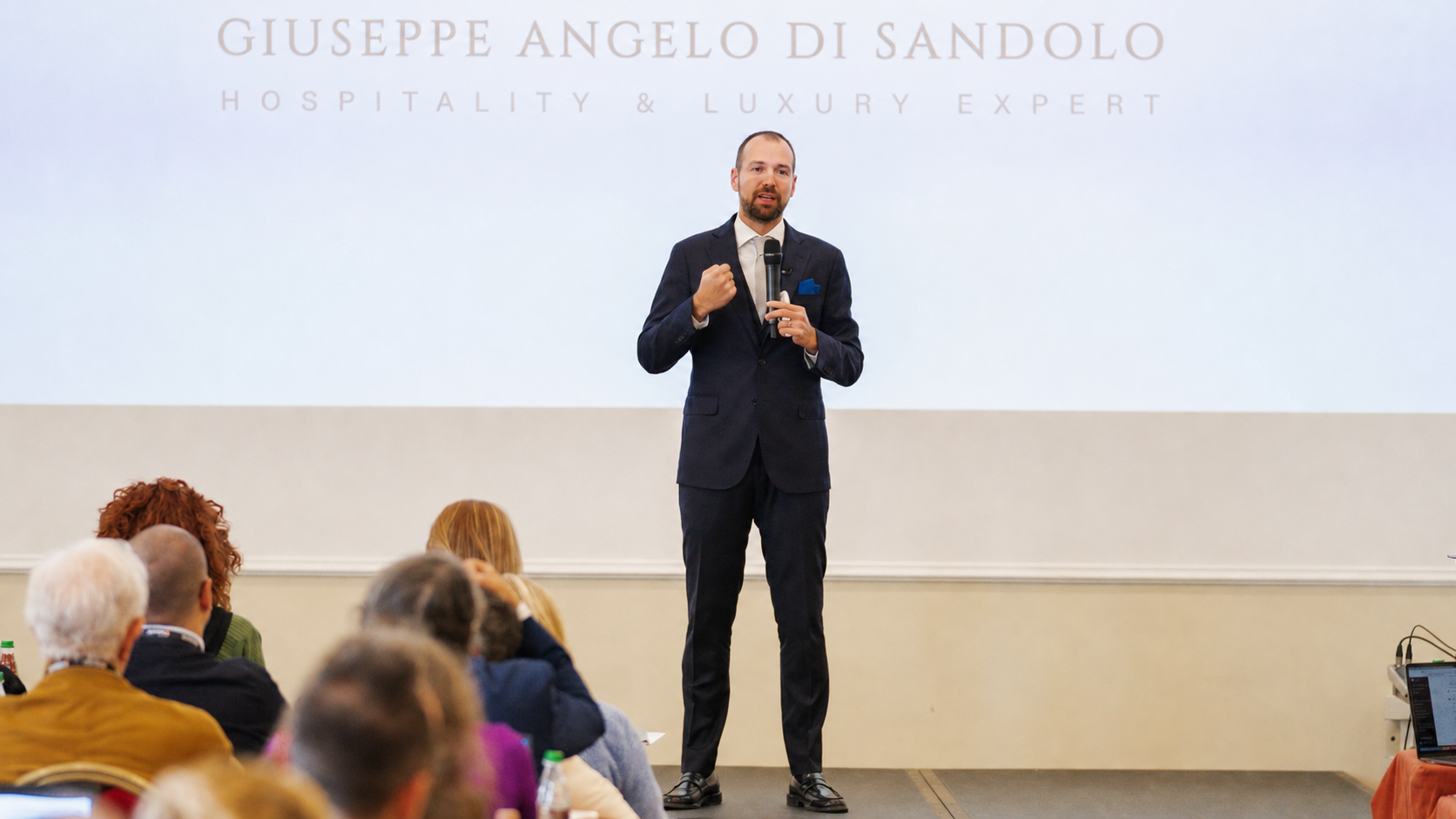 Giuseppe Angelo Di Sandolo durante un intervento su hospitality e lusso