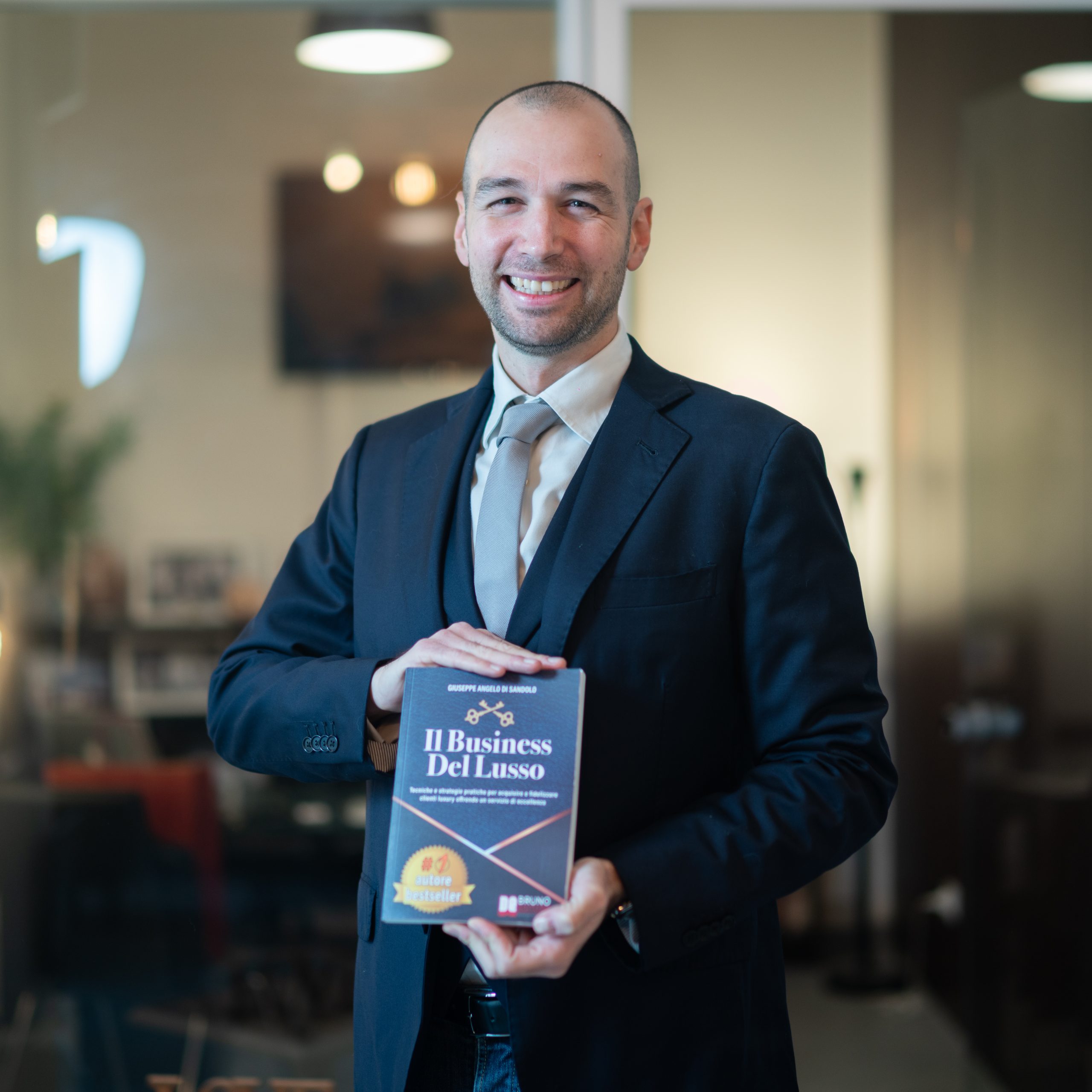 Giuseppe Angelo Di Sandolo con il suo libro Il Business del Lusso